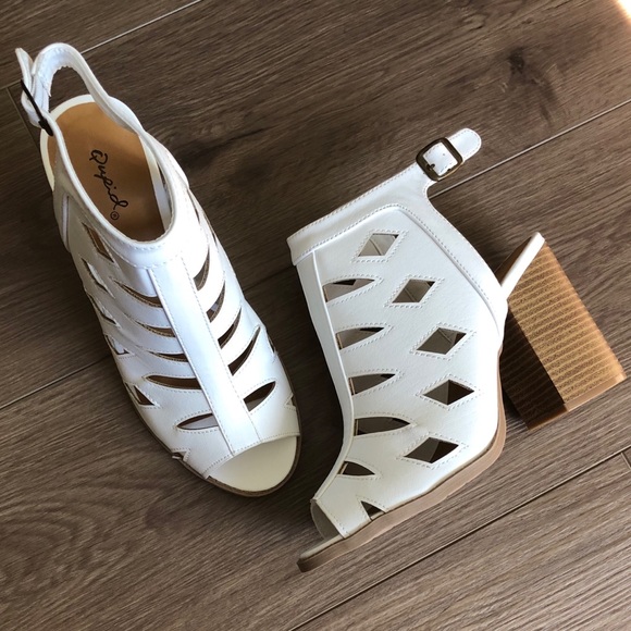 ✨Flash Sale✨White Laser Cut Stacked Heels - Picture 4 of 8